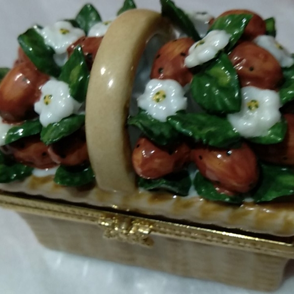 Portmeririon Porcelain Trinket Box w/Strawberries - Picture 4 of 4